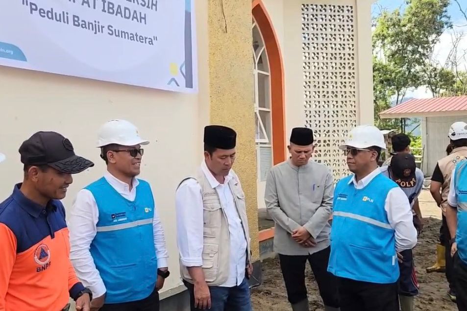 Direktur Manajemen Proyek dan Energi Baru Terbarukan (EBT) PLN, Suroso Isnandar (kanan) dan Direktur Manajemen Risiko, Adi Lumakso (kedua dari kiri) saat berdiskusi dengan pengurus masjid dan tim Badan Nasional Penanggulangan Bencana di Masjid Baitul Qudd